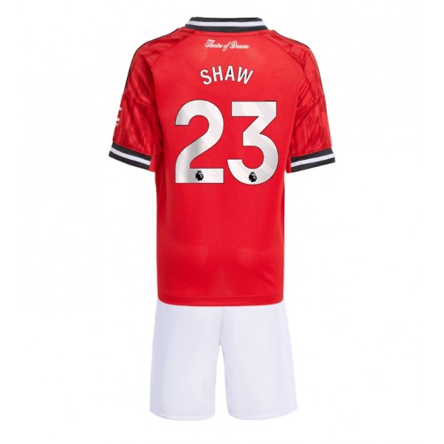 Stroje piłkarskie Manchester United Luke Shaw #23 Koszulka Podstawowej dla dzieci 2025-26 Krótki Rękaw (+ szorty)